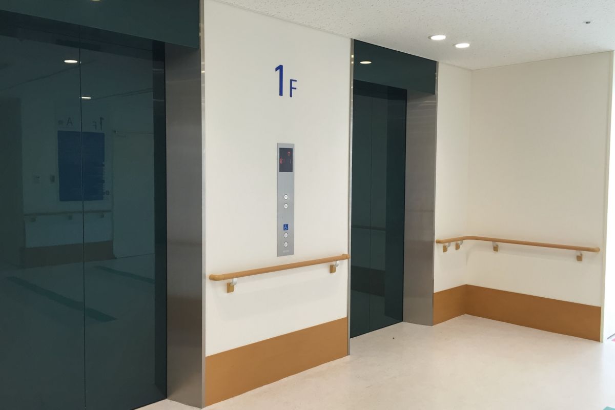 ▲當你進入一棟大樓，正準備要到達電梯前時，突然電梯剛好關門上樓了，你只好等待下一班，在這段時間內，你通常會做什麼呢？（示意圖，非當事電梯／取自 photoAC ）