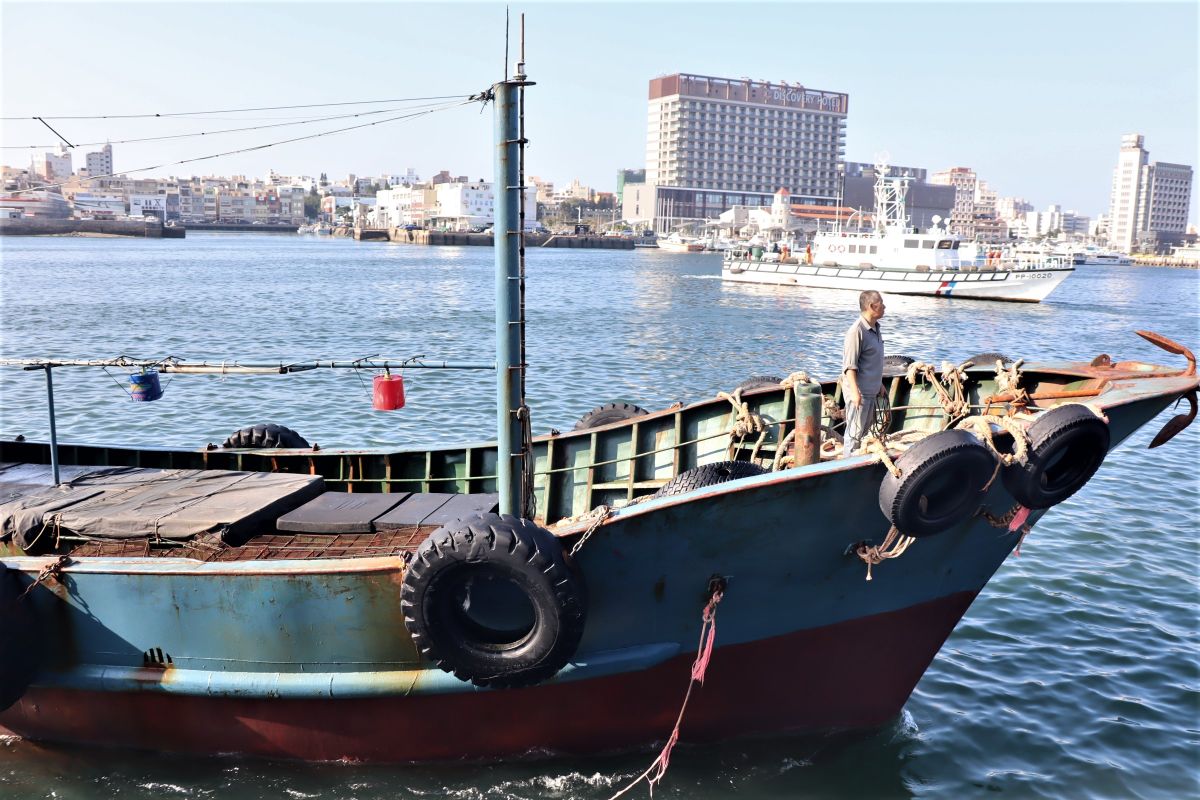 ▲澎湖海巡隊在草嶼西南20.5浬海域，查扣陸籍「閩連漁運69207號」（漁獲搬運船）行跡可疑，經調查竟然是大陸船來澎湖海域價購高級的明蝦、螃蟹等漁獲。（圖／記者張塵攝，2019.11.12）