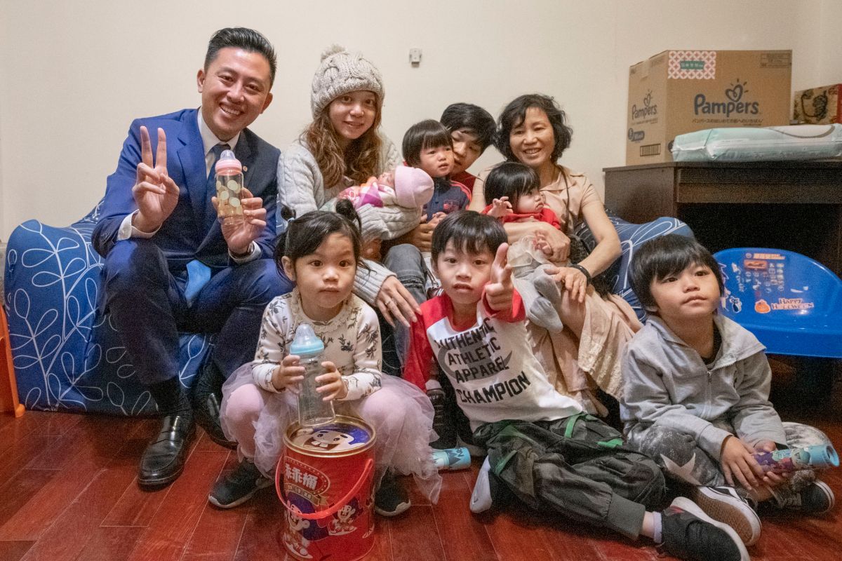 ▲新竹市一對32歲年輕夫妻，7年多生了6胎，第6胎10月剛出生，打破竹市近10年的生育紀錄。(圖/新竹市政府提供)