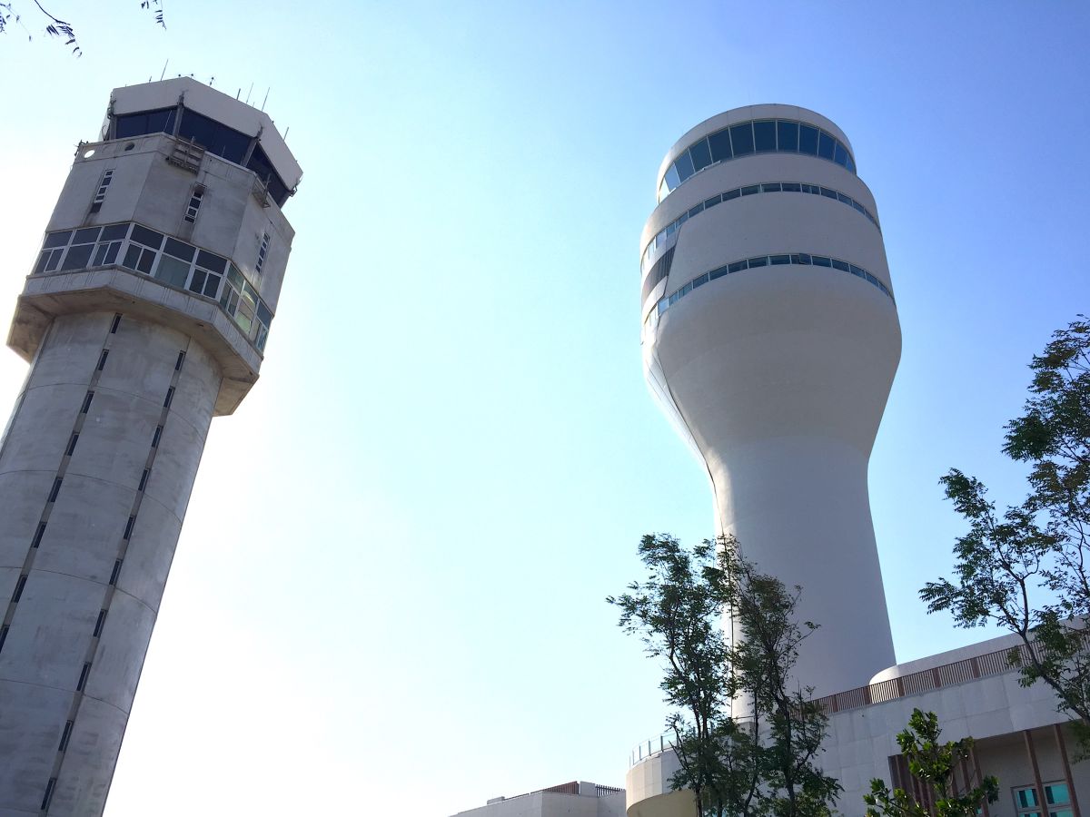 ▲桃園國際機場塔台（左）從68年啟用迄今，航行量由初期每日不到100架次，持續成長至每日超過730架次，為了因應需求量大增，新塔台（右）預計在年底完工啟用，目前正在與舊系統進行平行測試。（圖／記者黃仁杰，2019.11.12）