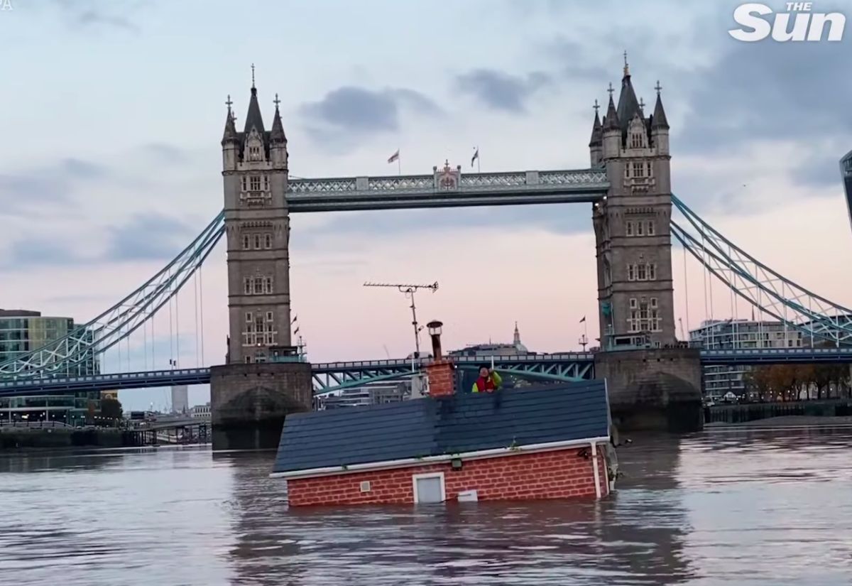 ▲漂浮在河水上的房屋。（圖／翻攝自《太陽日報》影片內容）