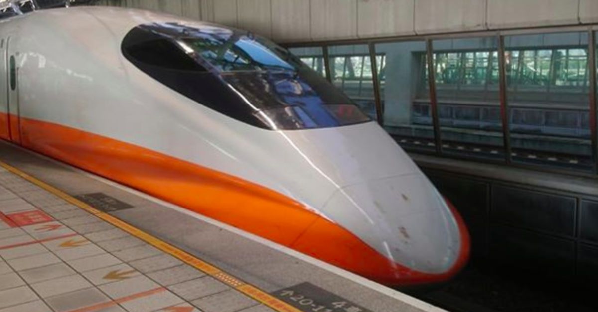 ▲網友表示不懂為何高鐵車頭髒髒的。（圖／翻攝爆廢公社）