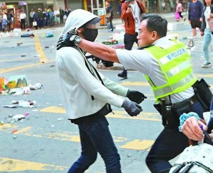 ▲ 11 日三罷行動中，爆發多起警民衝突。（圖／翻攝自香港連豋論壇）