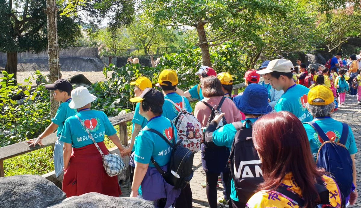 ▲桃園的獅友們帶桃園地區6個教養院的院生們出遊，這些「慢飛天使」們難得出門旅遊，看見動物園的動物更是雀躍高興。（圖／吳建忠提供）