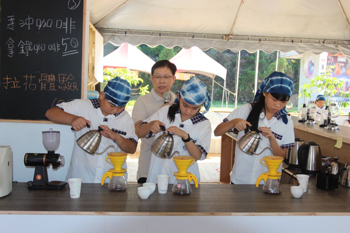 ▲咖啡節「小小咖啡達人」競賽週六日登場，華山國小學童示範手沖咖啡。（圖／記者簡勇鵬攝，2019.11.12）