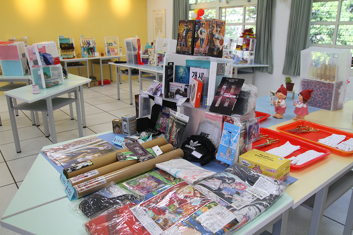 ▲一格格的箱子製作成可以出租給全校有興趣經營格子舖的師生，經營者可以學習如何販售和提升產品的知名度和銷售力。（圖／記者鄭志宏攝）