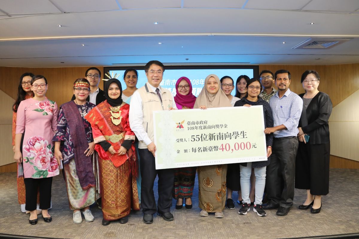 ▲台南市長黃偉哲頒發新南向獎學金。（圖／台南市政府）