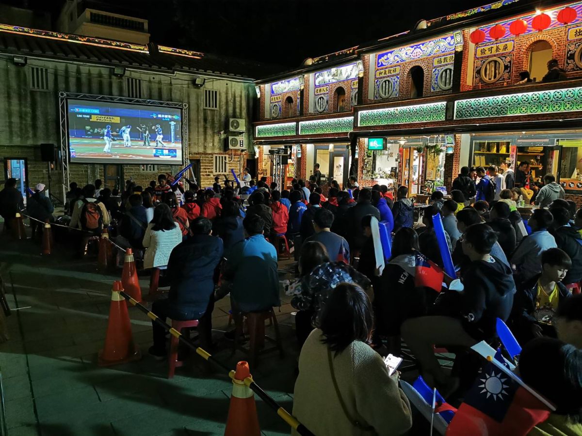 ▲金門縣政府戶外轉播世棒「台韓」大戰，號召鄉親一起為中華隊加油。（圖／蔡若喬攝, 2019.11.12）