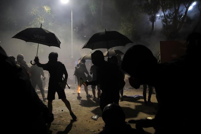 ▲香港中文大學昨日深夜爆發警民流血衝突。（圖／美聯社／達志影像）