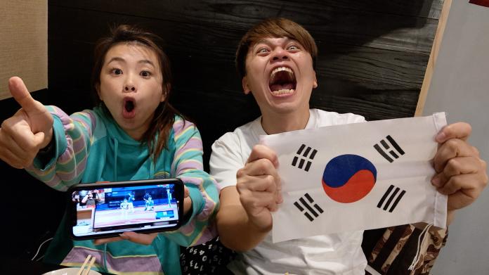 ▲蔡阿嘎（右）和老婆為南韓隊「應援」。（圖／翻攝臉書）