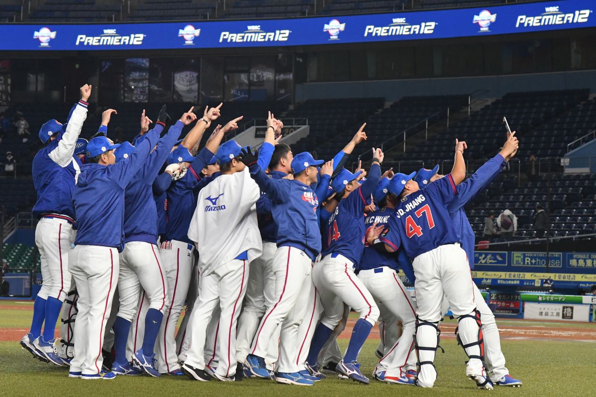 ▲中華隊擊敗南韓，仍保有爭取奧運門票的機會，全隊賽後高興自拍。（圖／葉政勳攝）