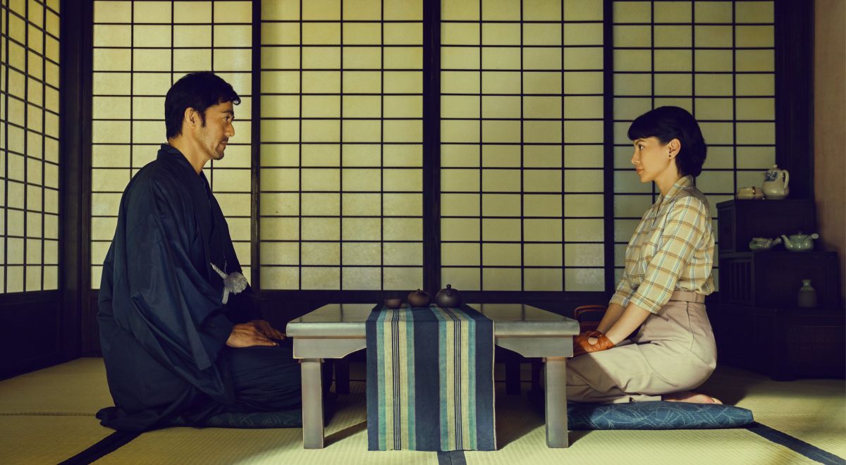 ▲李心潔和阿部寬（左）在《夕霧花園》中有許多親密戲。（圖／甲上娛樂）