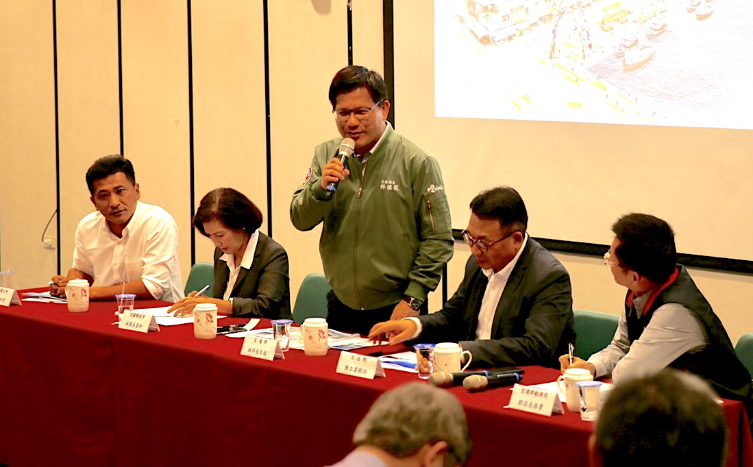 ▲交通部部長林佳龍今（13）日出席立法院交通委員會考察行程，與地方人士討論蘇澳港活化及南方澳觀光漁港整體發展規劃。（圖／交通部提供）