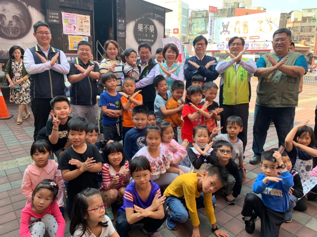 ▲陳其邁參觀反毒行動博物館巡迴特展，藉由行動博物館相關資料巡迴，能夠讓反毒工作一來強化宣導。（圖／記者陳雅芳攝，2019.11.13）