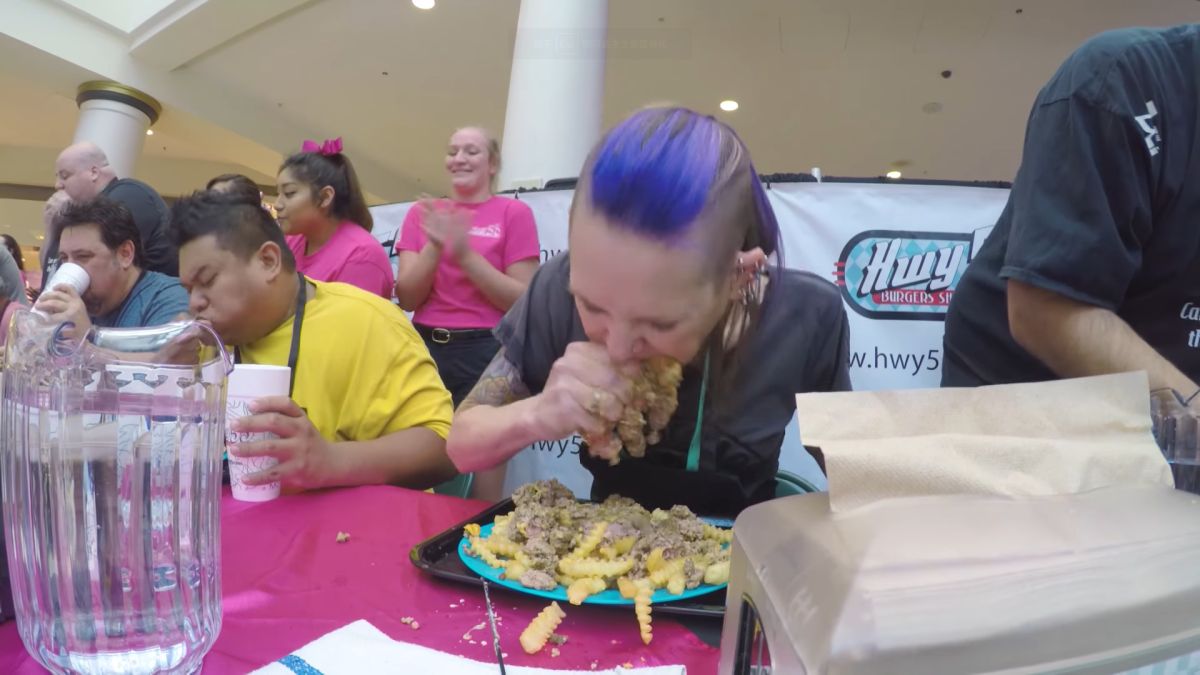 ▲美國女大胃王莫莉擊敗 12 位男人贏得冠軍。（圖／翻攝自 Derek Farley Youtube）