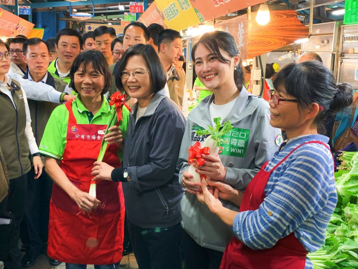 ▲總統蔡英文今（13）日與新北市第十二選區立委參選人賴品妤一同參拜汐止區展德宮並在黃昏市場掃街。（圖／記者宋原彰攝，2019.11.13）