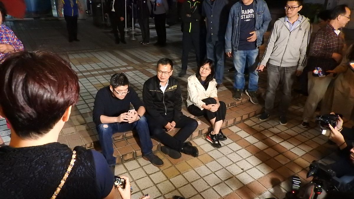 國民黨台北市議員羅智強、徐弘庭、游淑慧3人於13日晚間到國民黨中央前廣場靜坐。（圖 / 記者陳弘志攝）