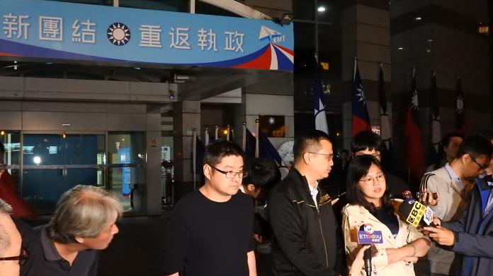 國民黨台北市議員羅智強、徐弘庭、游淑慧3人於13日晚間到國民黨中央前廣場靜坐。（圖 / 記者陳弘志攝）