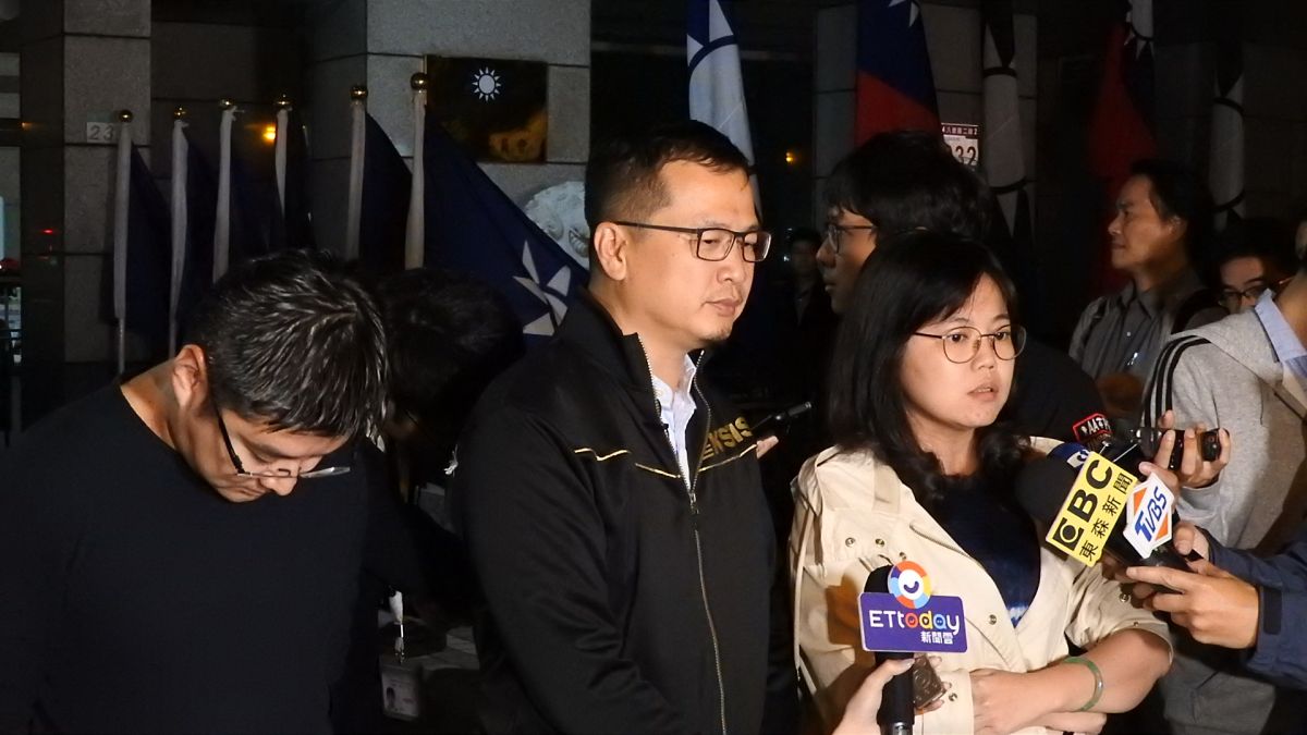 國民黨台北市議員羅智強、徐弘庭、游淑慧3人於13日晚間到國民黨中央前廣場靜坐。（圖 / 記者陳弘志攝）