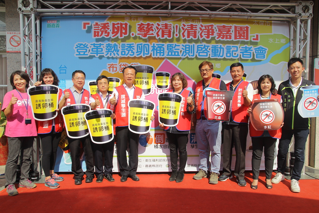 嘉義縣長翁章梁帶領團隊啟動登革熱誘卵桶執行監測。(圖／嘉義縣政府提供)