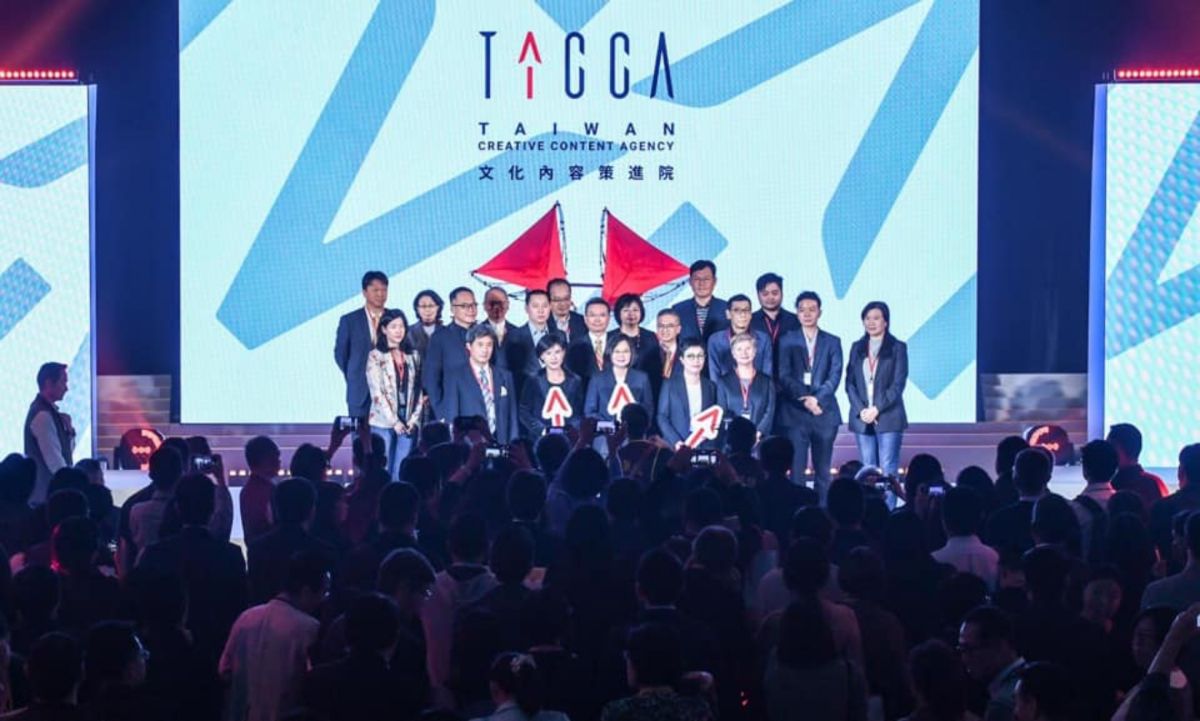 ▲總統蔡英文（前排左3）8日上午在文化部長鄭麗君（前排左2）、文化內容策進院董事長丁曉菁（前排左4）等人陪同下，出席文策院揭牌儀式。（圖／取自文化部臉書）