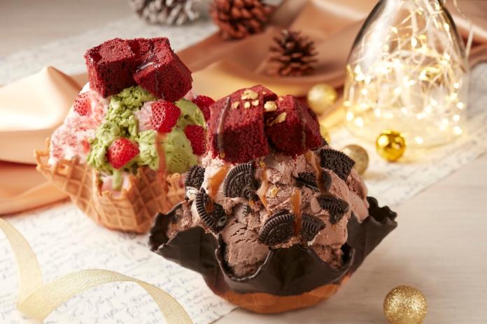 ▲美式冰淇淋品牌以聖誕流行主色調研發粉紅及綠色的漸層冰淇淋，同步推出聖誕紅寶石（後）、巧克金聖誕（前）新口味。（圖／業者提供）