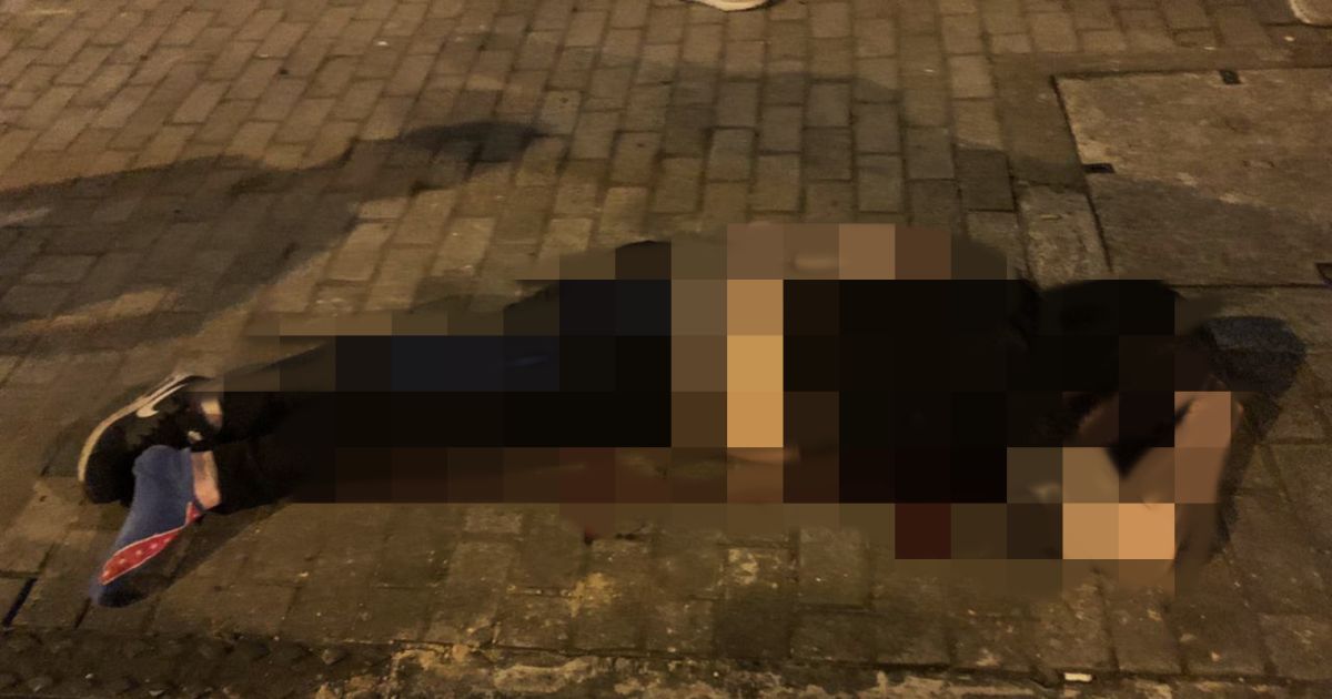 ▲ 13 日晚間在荃灣， 1 名黑衣青年被發現倒臥血泊中，疑似由高處墜下身亡。（圖／翻攝自立場新聞）