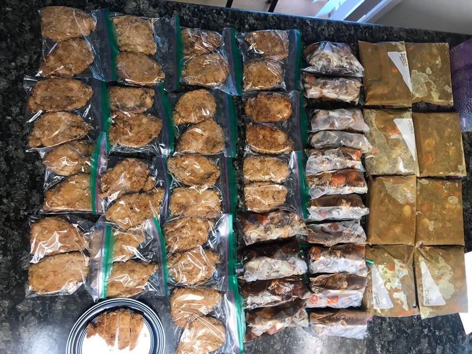 ▲有媽媽飛到舊金山看兒子，離開前做了滿桌的食物一包一包封好冰起來，讓網友直呼「這就是媽媽」。（圖／翻攝自爆怨公社）