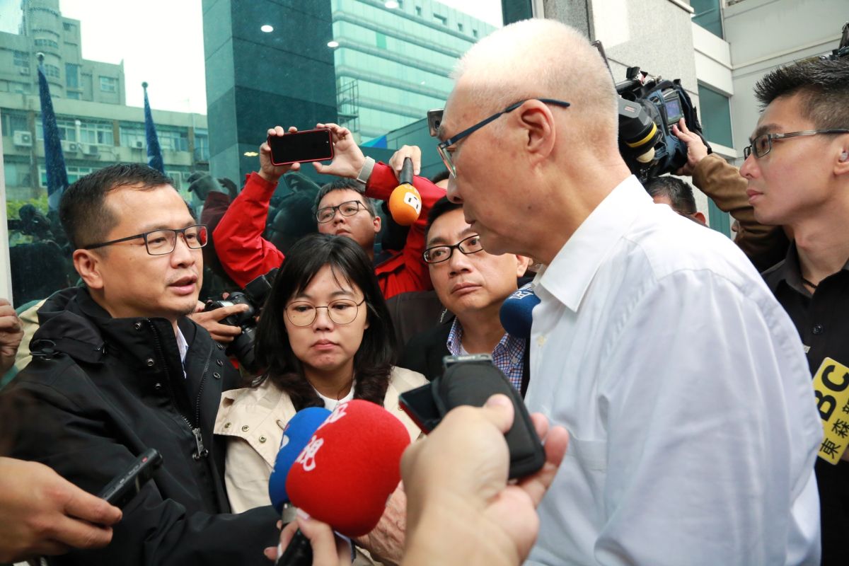 國民黨主席吳敦義14日探視靜坐市議員羅智強等人。（圖 / 國民黨提供）
