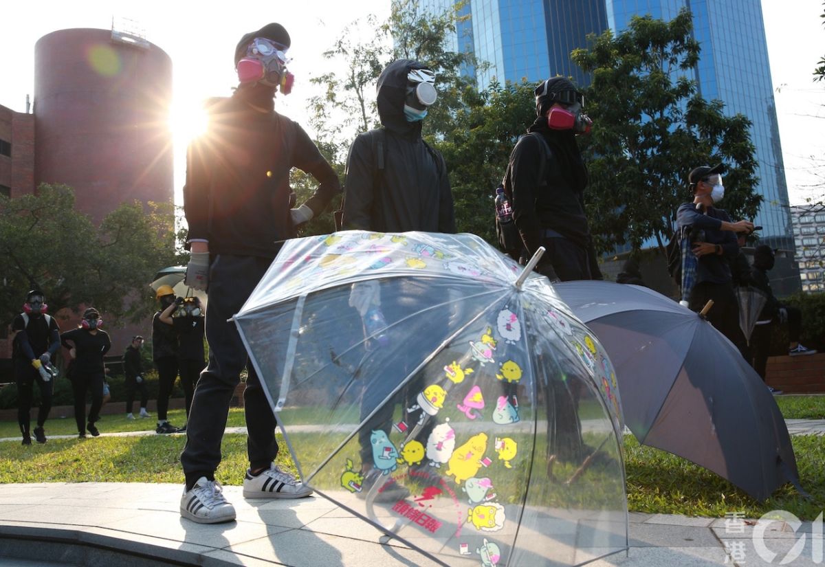 ▲理大示威學生於校園附近築起路障。（圖／翻攝自《香港 01 》／羅國輝攝）