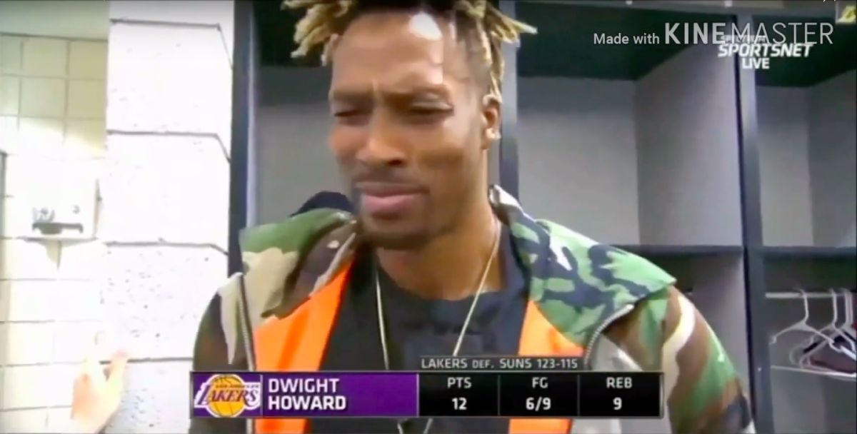 魔獸Dwight Howard受訪中聞到屁味，立刻眉頭一皺。（圖／翻攝自網路）