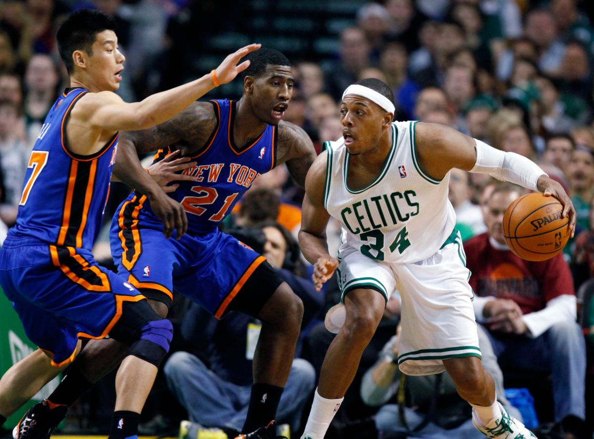 ▲林書豪(左一)和Iman Shumpert(左二)是尼克隊友。（圖／美聯社／達志影像）
