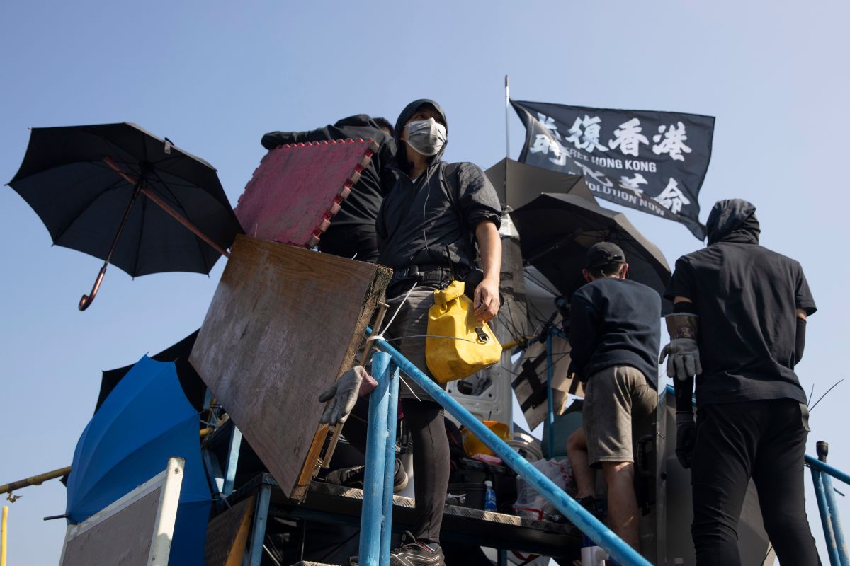 ▲香港示威潮越演越烈，戰場已擴散至大學校園。圖為香港中文大學學生。（圖／美聯社／達志影像）
