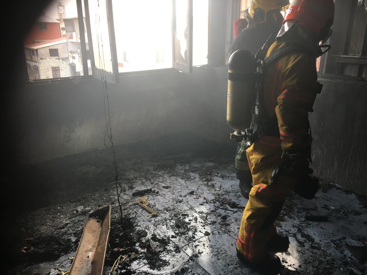 ▲屏東縣內埔鄉福寧路1處民宅今(14)日清晨5時許發生火警，屏東縣消防局指出，屋內1家6口4人被救出來時已沒有生命跡象。(屏縣消防局提供)