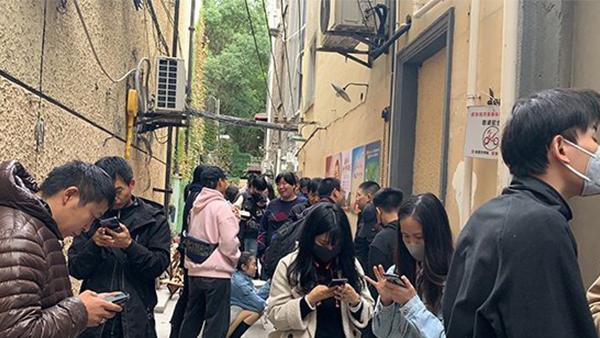 開幕第二天店門口就大排長龍，首位進店粉絲開幕前一天晚上8點就來排隊，總共排了14小時。（IG:jjlin）