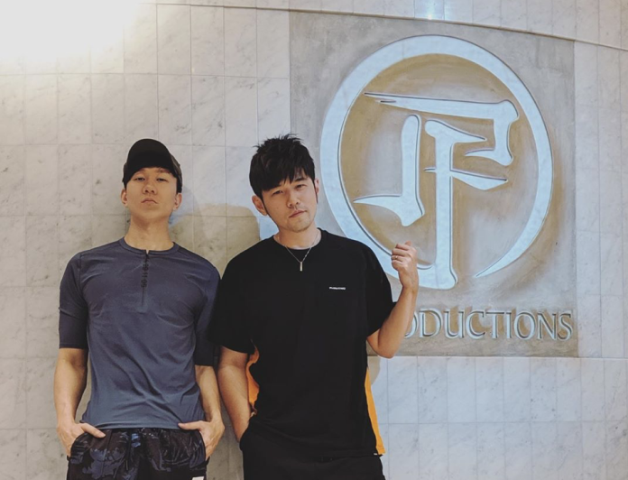 其實林俊傑不是第一位在上海拓店的藝人，不久前，阿信的早午餐店「扶瑞號」、周杰倫奶茶店「麥吉」相繼進軍中國市場，開幕時也都吸引大批粉絲前來朝聖。（IG:jjlin）