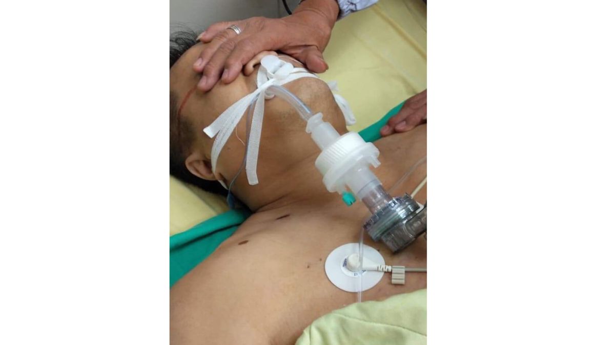 ▲因為賣車糾紛遭到19人圍毆的蔡姓男子，送醫急救無效後老父最後只能含著淚親手將死不瞑目愛兒的雙眼給闔上。（圖／翻攝「桃園我是人」）