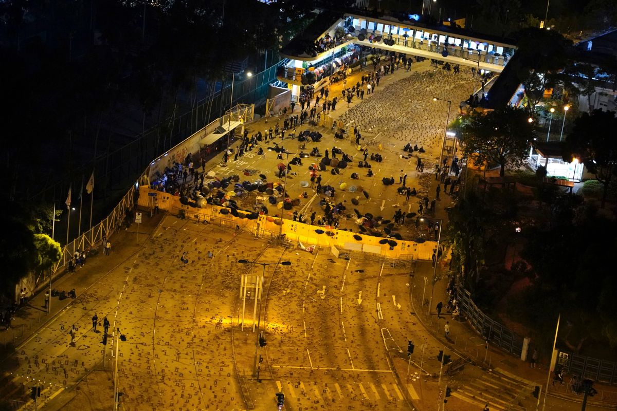 ▲香港局勢於 11 日再度升溫。圖為香港浸會大學外設置路障。（圖／美聯社／達志影像）