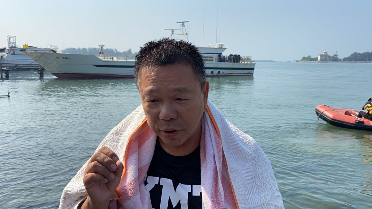 ▲國民黨台南立委參選人蔡育輝跳海諫言，向黨中央喊話，更換不分區名單。（圖／記者陳聖璋攝，2019.11.14）