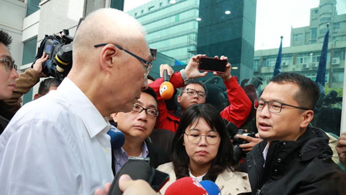 國民黨主席吳敦義14日探視市議員羅智強等人。( 圖 / 國民黨提供 )
