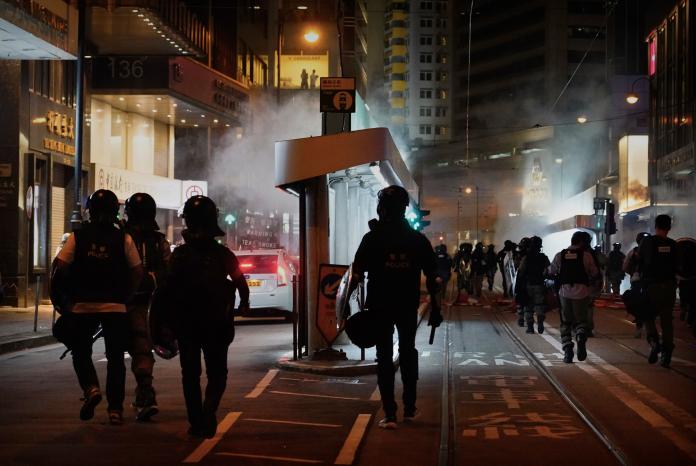 ▲香港警方在驅離示威民眾時，除了水炮車，時常採用發射催淚彈的方式。（圖／美聯社／達志影像）