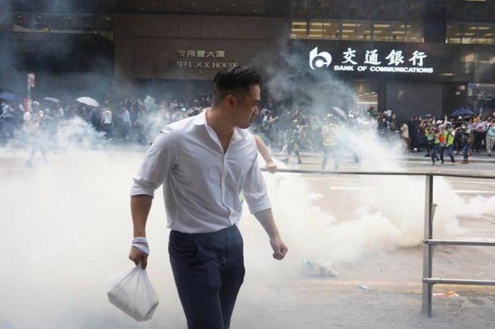 ▲香港的示威不停升級，催淚彈已經成為香港市民的日常，任何地方都有可能成為煙霧彌漫的「戰場」。（圖／翻攝自 Twitter ）