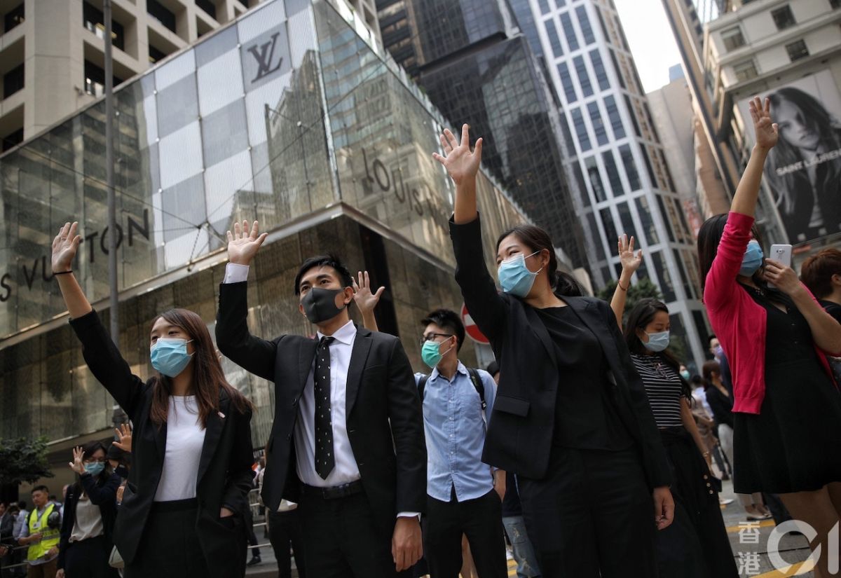 ▲中環上班族於午餐時間響應快閃活動。（圖／翻攝自《香港 01 》／ 鄭子峰攝）