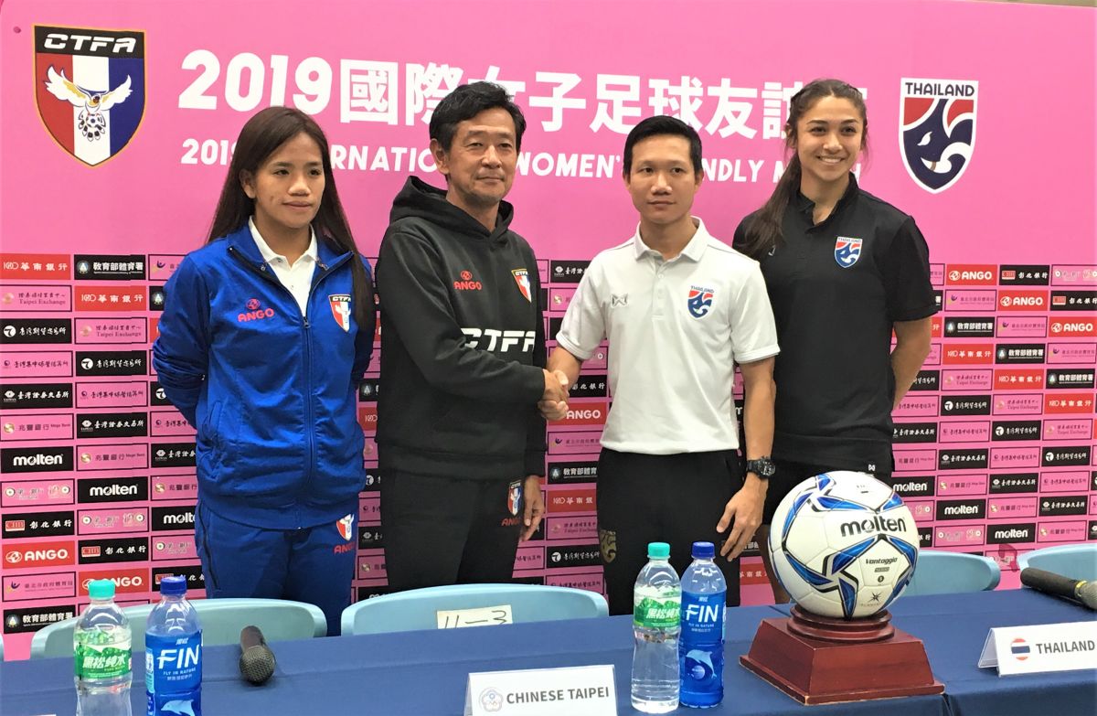 ▲國際友誼賽賽前記者會，中華女足隊長丁旗(左起)、教練越後和男、泰國隊助教和球員。（圖／鍾東穎攝 ,2019.11.14）
