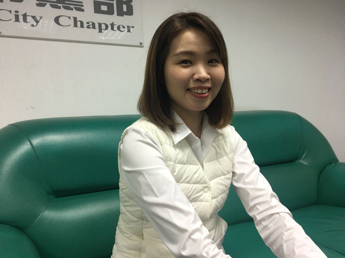 ▲李旻蔚今日帶著退黨聲明與會說明，強調尊重政黨政治且不要讓新北市評議委員同事為難。（圖／記者陳志仁攝，2019.11.14）