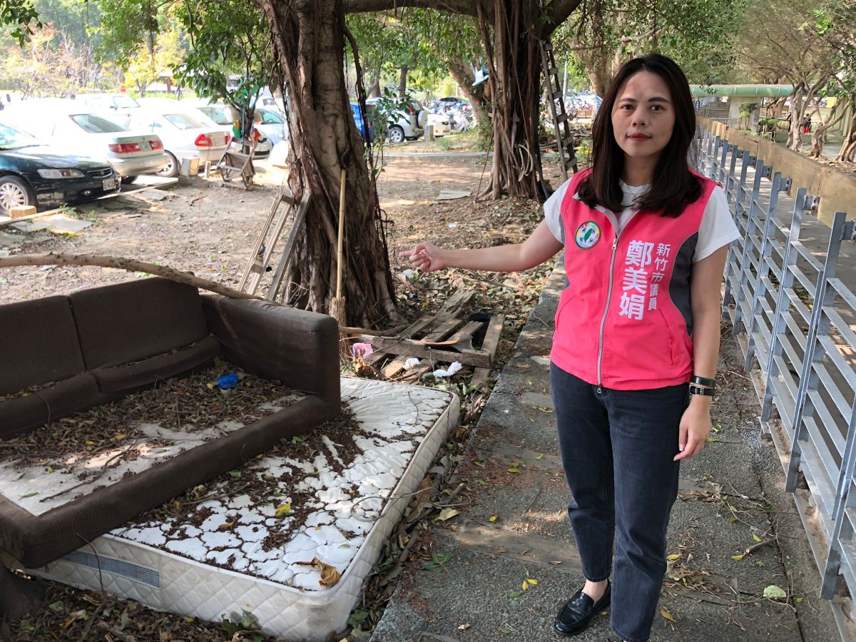 ▲竹市長青學苑周遭的人行環境髒亂危險，市議員鄭美娟十四日在市議會質詢時要求改善，讓長輩們有個舒適的學習環境。(圖/記者金祐妤攝，2019.11.14)