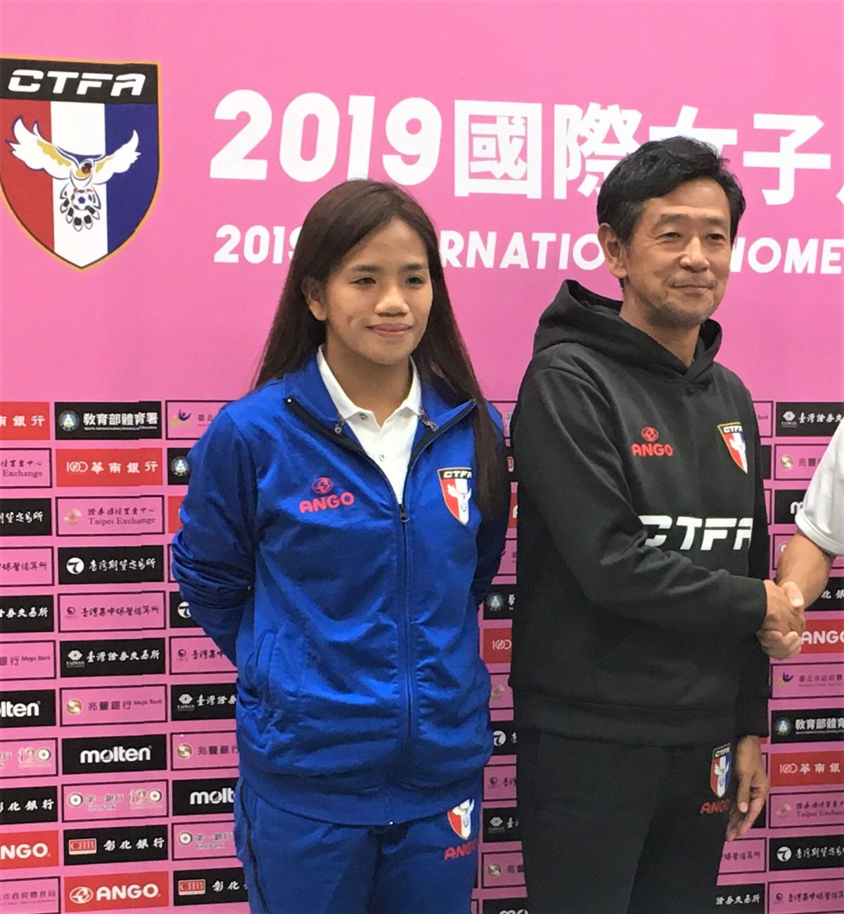 ▲國際友誼賽賽前記者會，中華女足隊長丁旗(左)、教練越後和男。（圖／鍾東穎攝 ,2019.11.14）