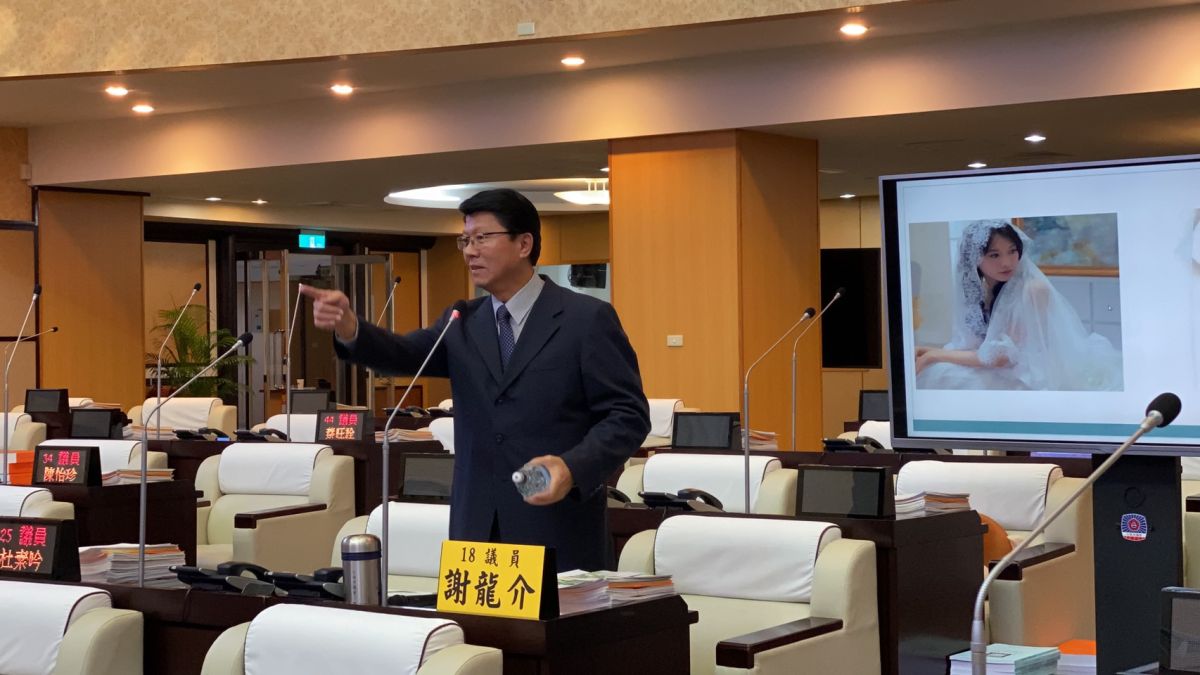 ▲廠商向台南市議員謝龍介陳情，指水道博物館紀念瓶裝水的瓶子侵權。（圖／記者陳聖璋攝，2019.11.14）