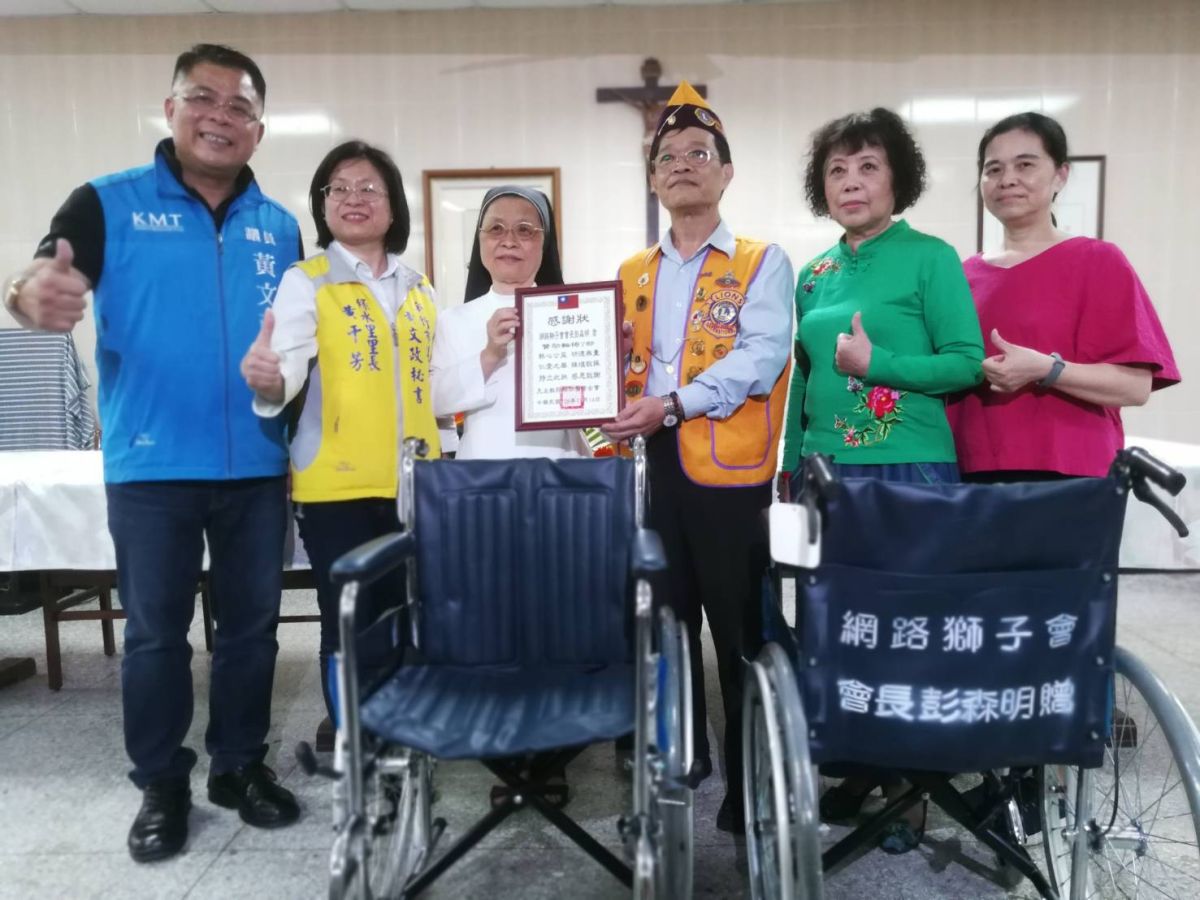 ▲新竹市網路獅子會今日贈送7部輪椅給新竹市耶穌肋傷修女會，希望讓行動不便的修女使用，同時轉給需要者，繼續傳承大愛。 (圖/記者金祐妤攝2019.11.14)