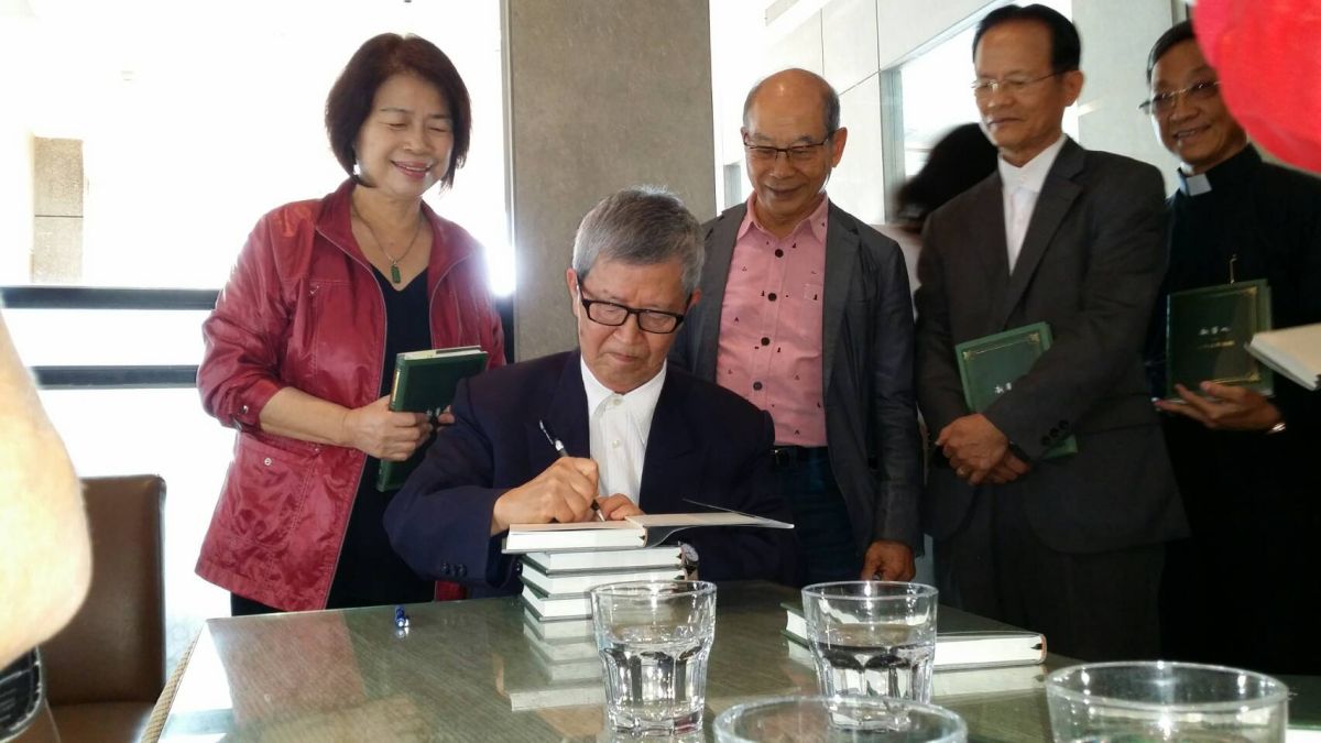 ▲台灣文獻館前館長劉峯松，他完整紀錄鮮活的台灣民主運動史，最近出版「劉峯松全集1─堅持走對的路」，與大家分享。（圖／記者陳雅芳攝，2019.11.14）